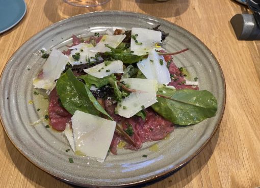 Carpaccio de boeuf, copeaux de parmesan et mesclun