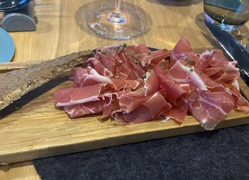 Jambon Serrano et pain de campagne à la tapenade